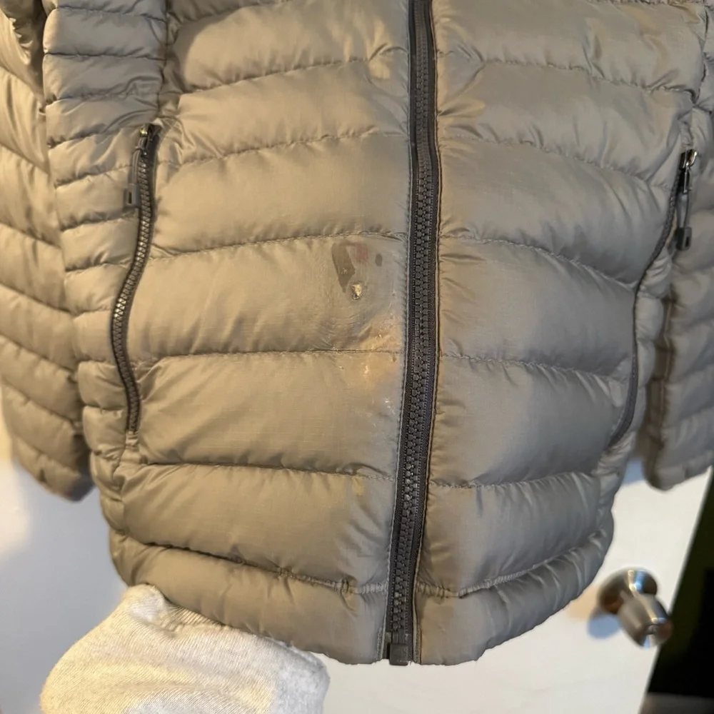 FLAWED Patagonia gray down puffer jacket size small - damage near zipper - Picture 4 of 7